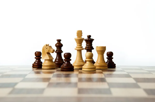 Piezas de ajedrez en el tablero —  Fotos de Stock