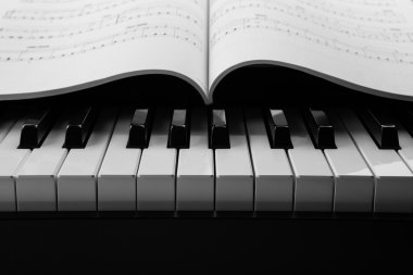 piyano tuşları ve müzik kitap