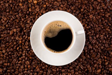 siyah kahve köpüğü ile