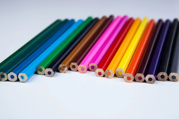 Uma pilha de lápis coloridos — Fotografia de Stock
