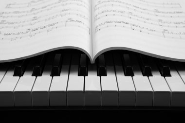 piyano tuşları ve müzik kitap
