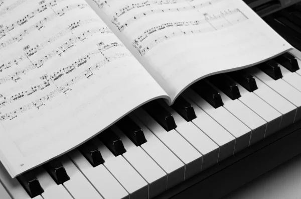 Piano toetsen en muzikale boek — Stockfoto