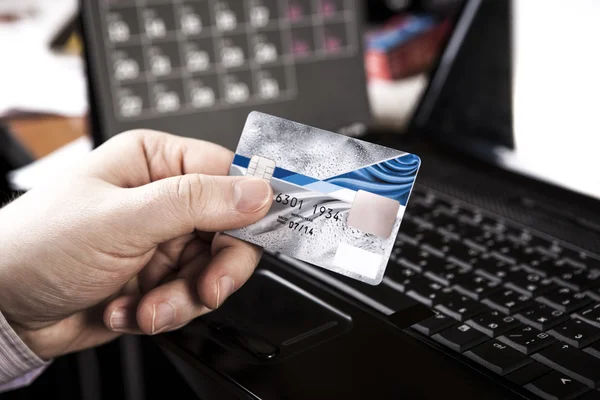 Tarjeta de crédito en la mano cuando usted paga — Foto de Stock