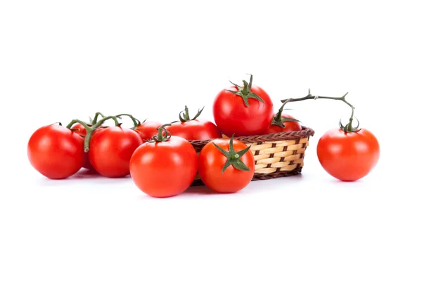 Rode tomaten in een klein mandje op een witte achtergrond — Stockfoto