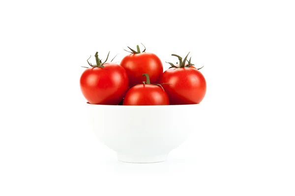 Witte schaal van rode tomaten op een witte achtergrond — Stockfoto