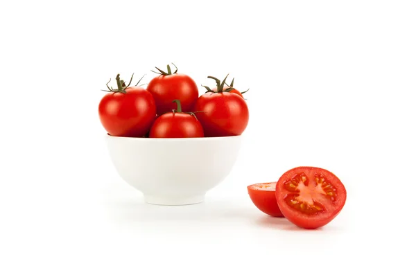 Witte schaal van rode tomaten op een witte achtergrond — Stockfoto