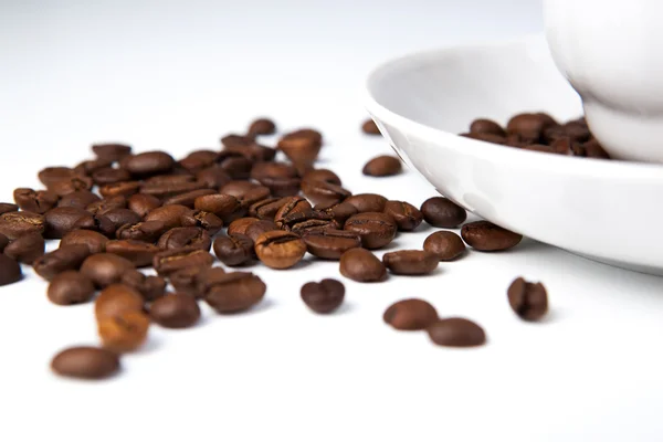 Šálek černé kávy s pražená káva fazole 2 — Stock fotografie