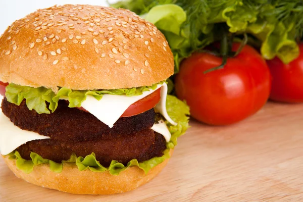 Большой гамбургер натюрморт на белом фоне — стоковое фото