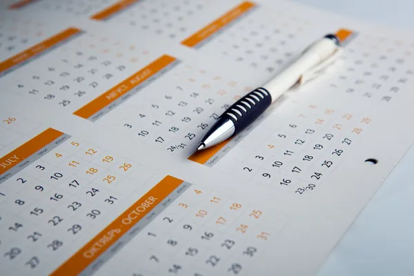 Calendario e penna primo piano — Foto Stock