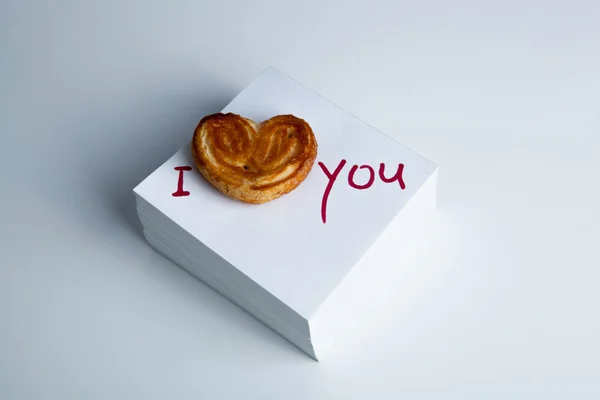 Блокнот с маркерной надписью I love you and biscuit — стоковое фото
