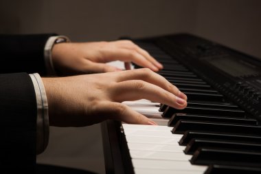 piyano tuşları ve insan elinden