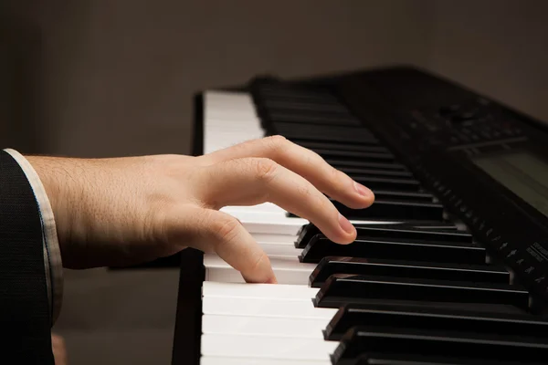 Piano toetsen en menselijke hand — Stockfoto