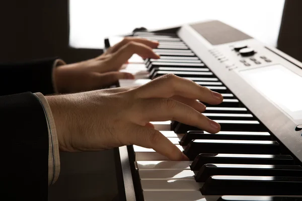 Tasti per pianoforte e mani umane — Foto Stock