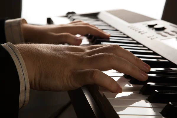 Teclas de piano e mãos humanas — Fotografia de Stock