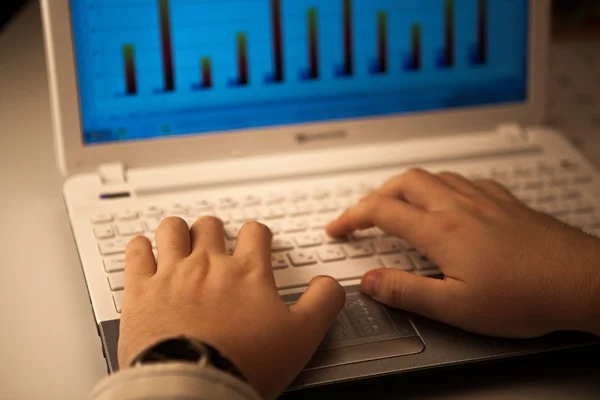 Mãos humanas no teclado do notebook — Fotografia de Stock