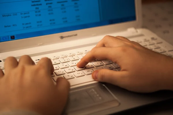 Menneskelige fingre på tastaturet – stockfoto