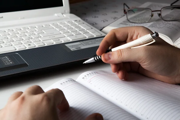 Mann bereitet sich auf schriftliche Arbeit vor — Stockfoto