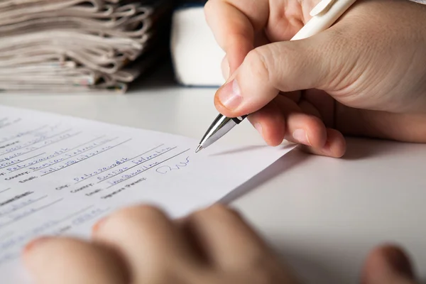 Mann unterschreibt Vertrag — Stockfoto