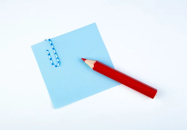 List papíru nezdolnou červené tužky — Stock fotografie