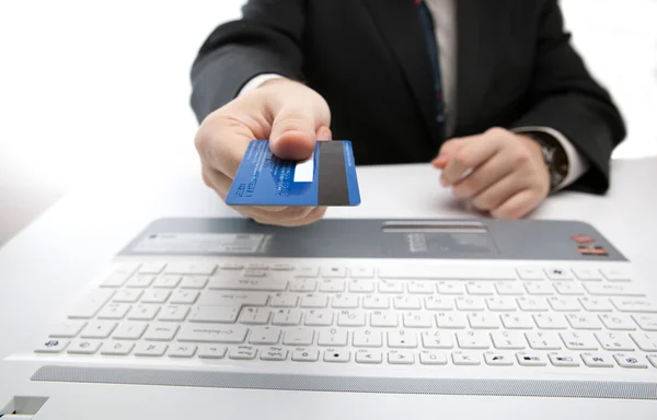 Cartão de crédito na mão quando você paga — Fotografia de Stock