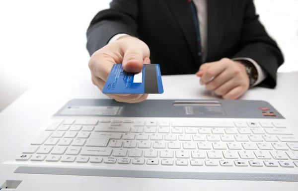 Tarjeta de crédito en la mano cuando usted paga — Foto de Stock