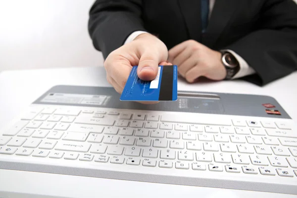Tarjeta de crédito en la mano cuando usted paga —  Fotos de Stock