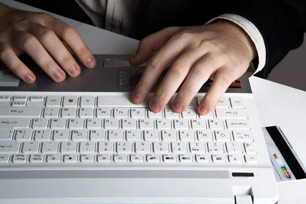 Mãos humanas no teclado do notebook — Fotografia de Stock