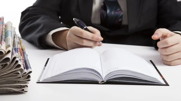 Uomo si prepara per il lavoro scritto — Foto Stock