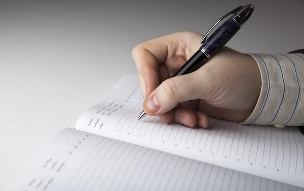 Uomo si prepara per il lavoro scritto — Foto Stock