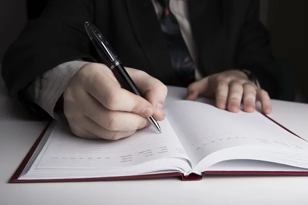 Mann bereitet sich auf schriftliche Arbeit vor — Stockfoto