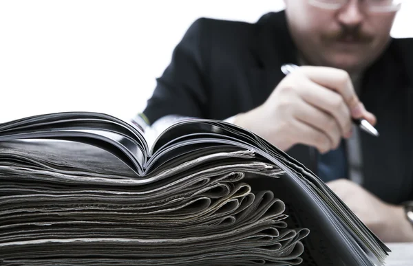 Zeitungsstapel im Büro in Großaufnahme — Stockfoto