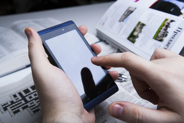 Homem trabalhando em um smartphone no escritório — Fotografia de Stock