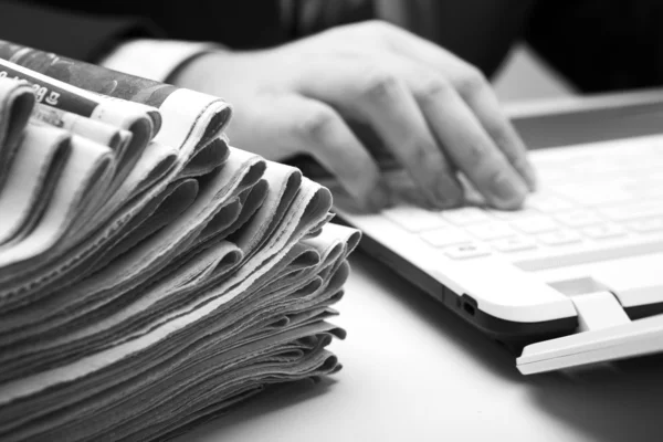 Stapel van kranten in office close-up — Stockfoto