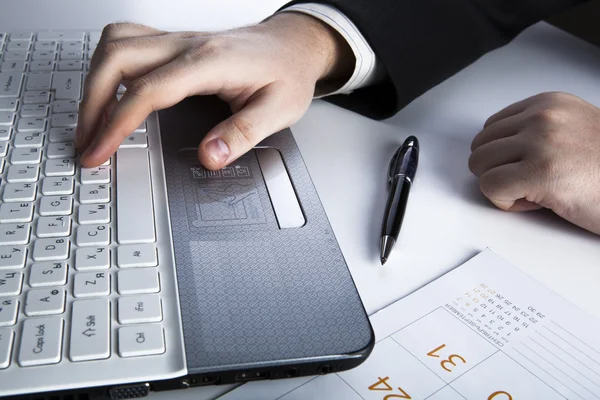 Menselijke handen op het toetsenbord van de laptop 2 — Stockfoto