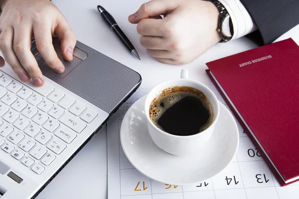 Mãos humanas no teclado do notebook 5 — Fotografia de Stock