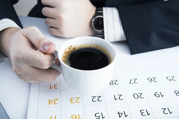 Hombre y taza de café en el lugar de trabajo —  Fotos de Stock