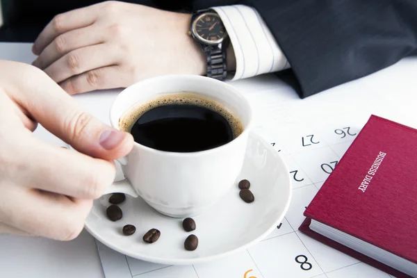 Człowiek i filiżankę kawy w miejscu pracy — Zdjęcie stockowe