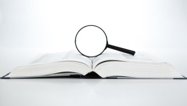 Büyüteç ile açık kitap