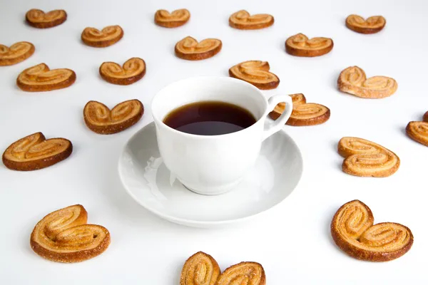 Kalpler 2 şeklinde kurabiye ile çay — Stok fotoğraf