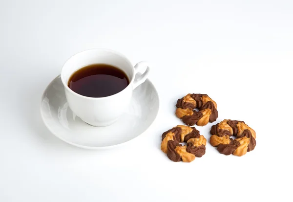 Чашка чая с печеньем с какао на белом фоне — стоковое фото