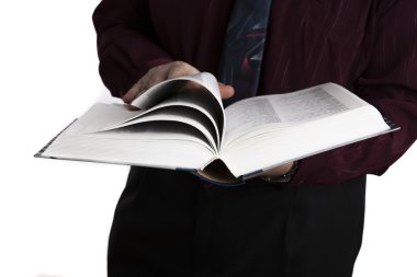 açık bir kitap tutan adam