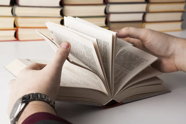 Uomo in possesso di un libro aperto 2 — Foto Stock