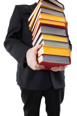 bir kitap yığını tutan adam