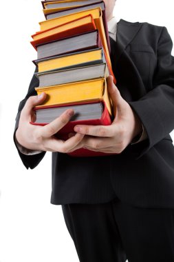 bir kitap yığını tutan adam