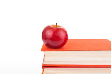Kırmızı elmalı kitap yığını 