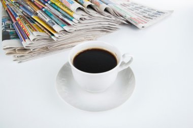 fincan kahve yakın çekim Gazeteler yığını