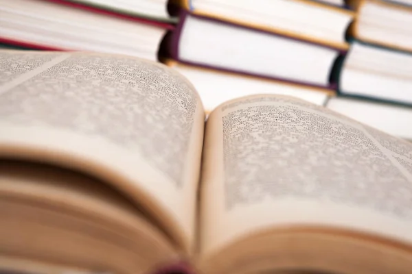 Open boek op met stapel boeken — Stockfoto