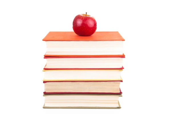Hromada knih s červeným jablkem — Stock fotografie