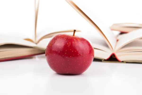 Livros abertos com maçã vermelha — Fotografia de Stock