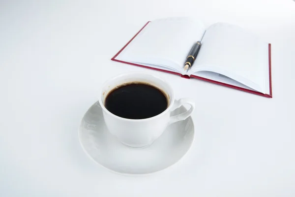 Φλιτζάνι καφέ με ημερολόγιο με πένες — Φωτογραφία Αρχείου